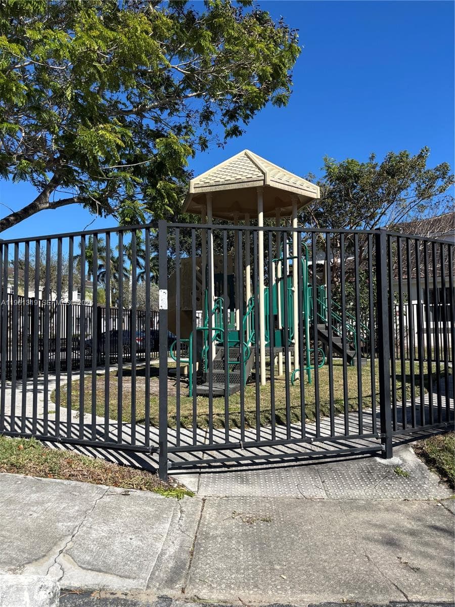 1044 NE 42nd Ter, Homestead FL 33033 — 16