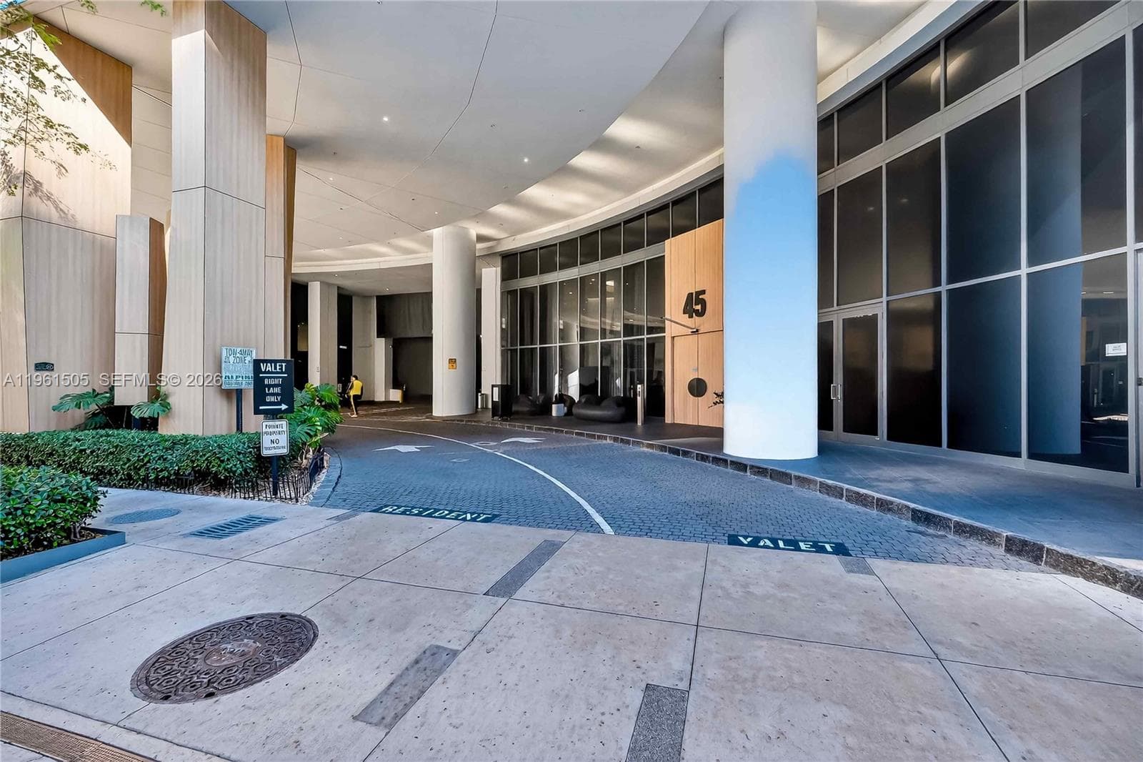 45 SW 9th St # 3807, Miami FL 33130 — 52