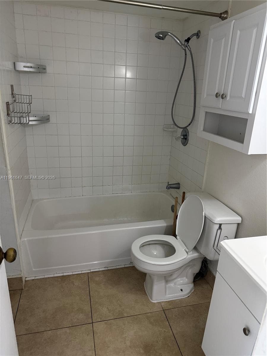 4805 NW 7th St # 15, Miami FL 33126 — 5