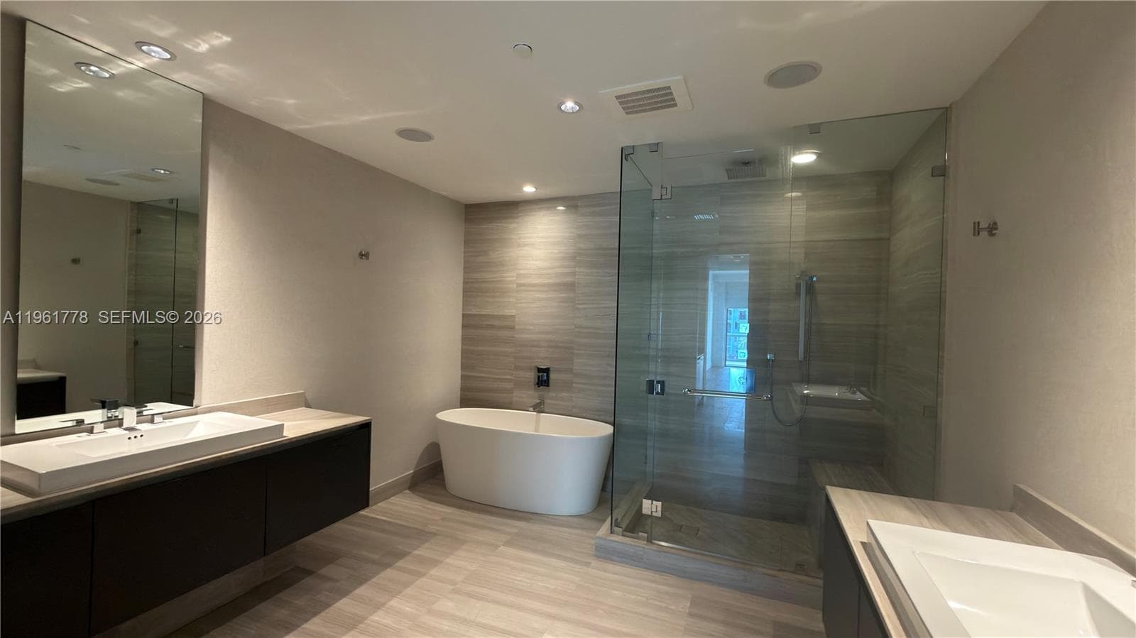 3250 NE 188th St # 204, Aventura FL 33180 — 24