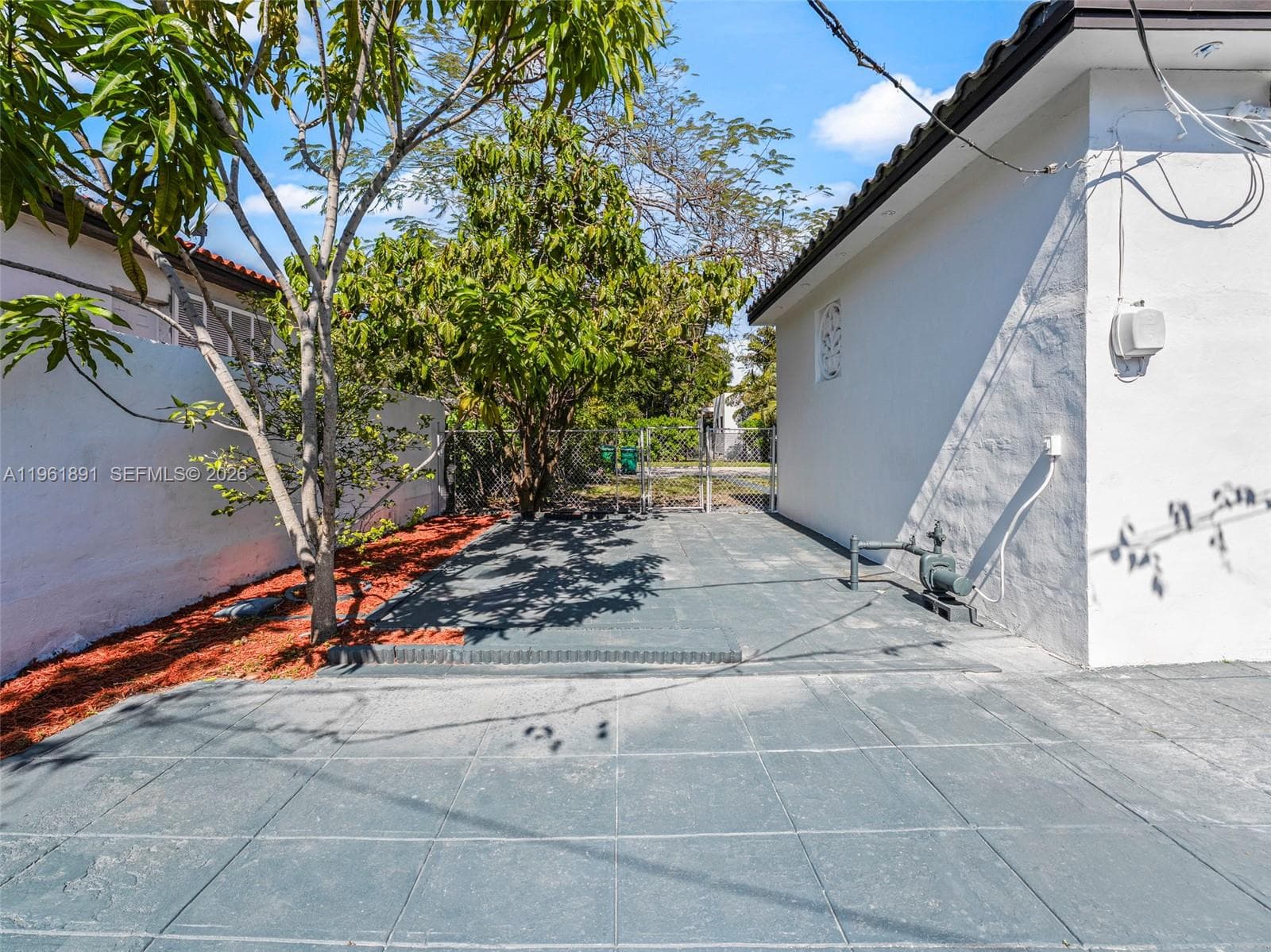 2500 SW 23rd Ter, Miami FL 33145 — 26