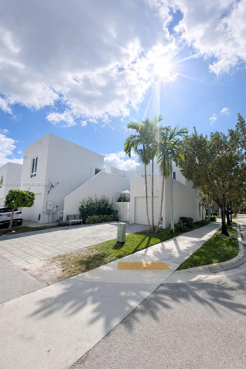 10565 NW 64th Way, Doral FL 33178 — 3
