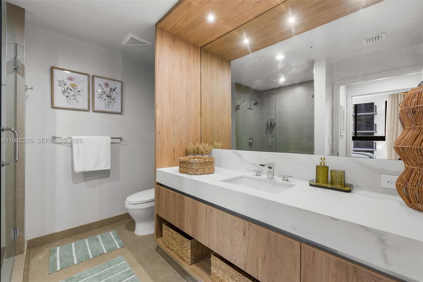 11 NE 6th St # 1611, Miami FL 33132 — 16
