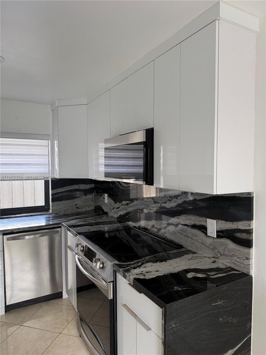 6012 NW 172nd Terr Cir, Hialeah FL 33015 — 22