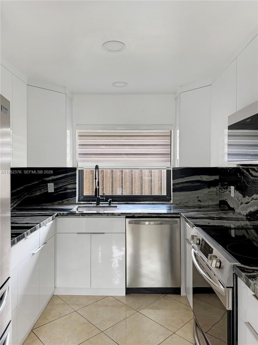 6012 NW 172nd Terr Cir, Hialeah FL 33015 — 21