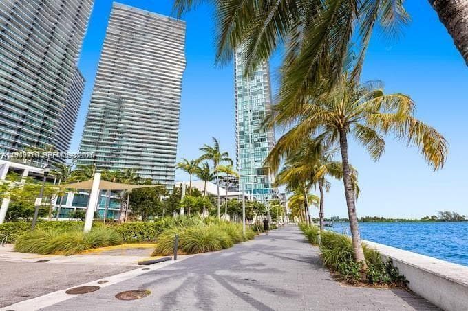 650 NE 32nd St, Miami FL 33137 — 66