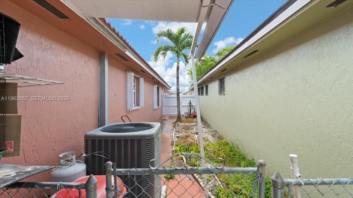 7568 W 4th Ct, Hialeah FL 33014 — 17