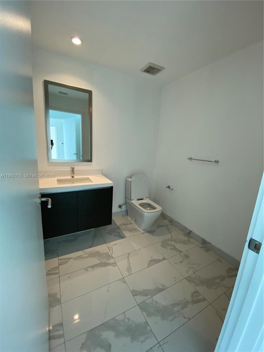 851 NE 1st Ave # 1508, Miami FL 33132 — 18