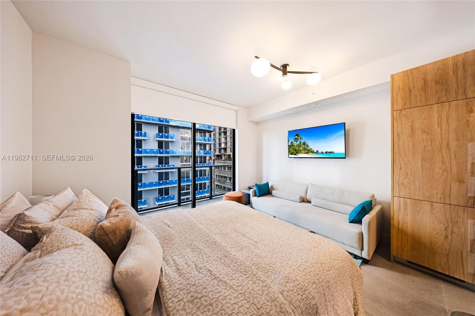 11 NE 6th St # 1208, Miami FL 33132 — 3