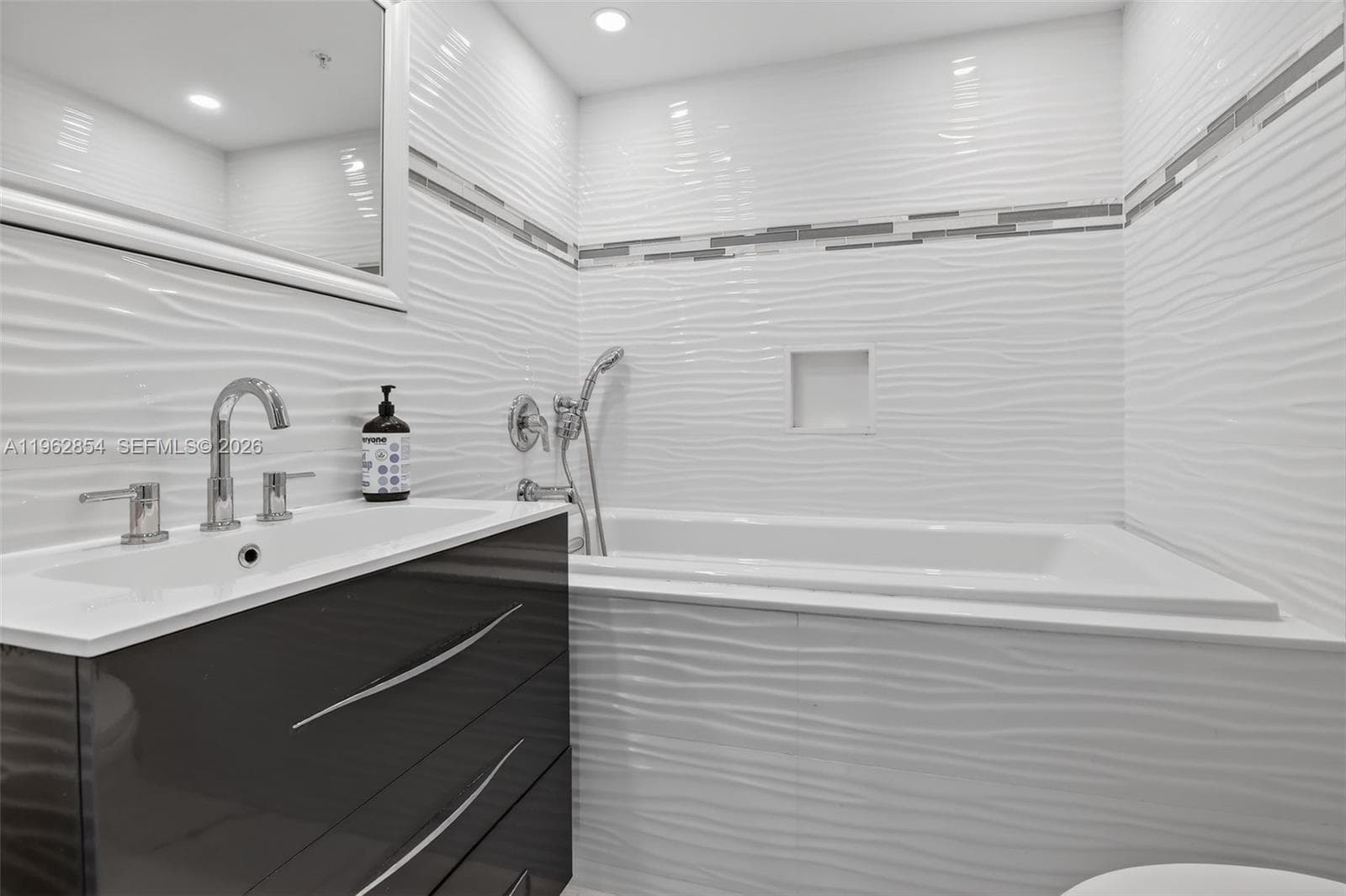 3370 Hidden Bay Dr # 1501, Aventura FL 33180 — 36