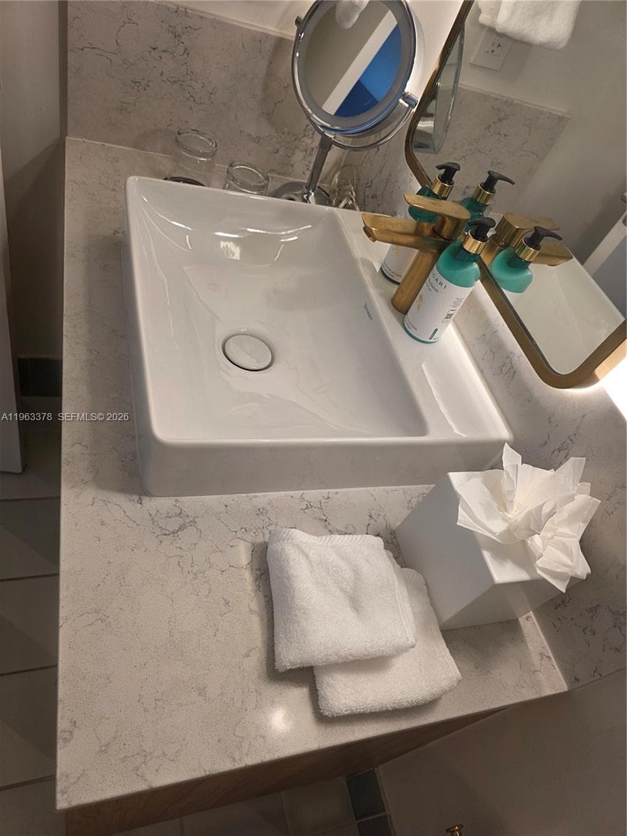 159 NE 6th St # 4302, Miami FL 33132 — 17