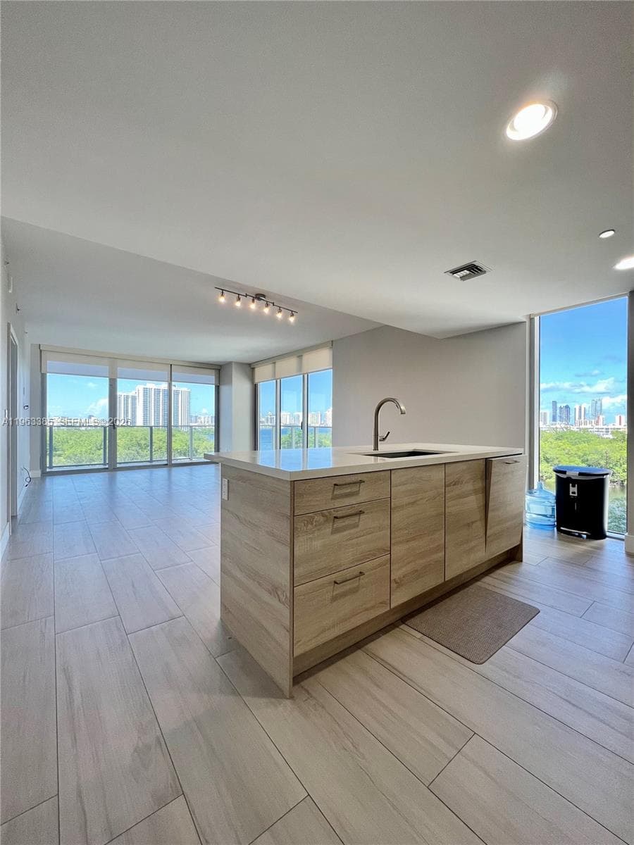16385 Biscayne Blvd # 607, North Miami Beach FL 33160 — 2