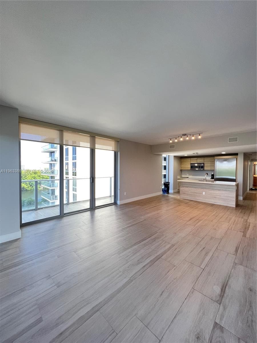 16385 Biscayne Blvd # 607, North Miami Beach FL 33160 — 4