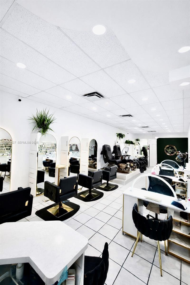 Beauty Salon Flagler St, Miami FL 33144 — 1
