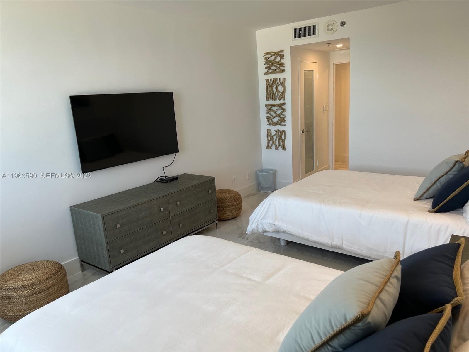 100 Lincoln Rd # 1548, Miami Beach FL 33139 — 33