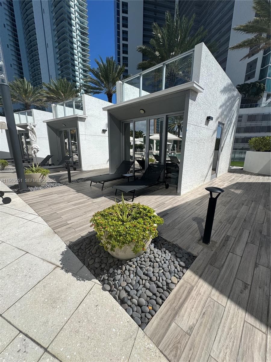 851 NE 1st ave # 7, Miami FL 33132 — 7