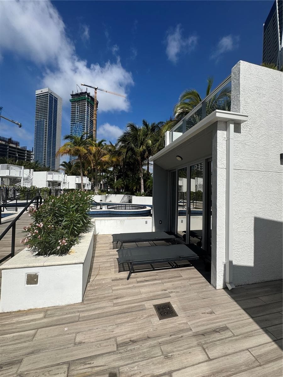 851 NE 1st ave # 7, Miami FL 33132 — 3