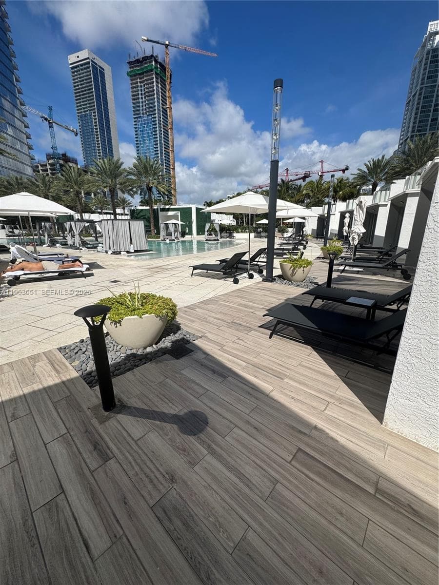 851 NE 1st ave # 7, Miami FL 33132 — 5