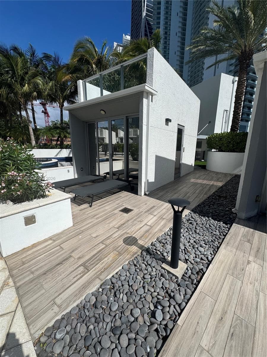 851 NE 1st ave # 7, Miami FL 33132 — 4