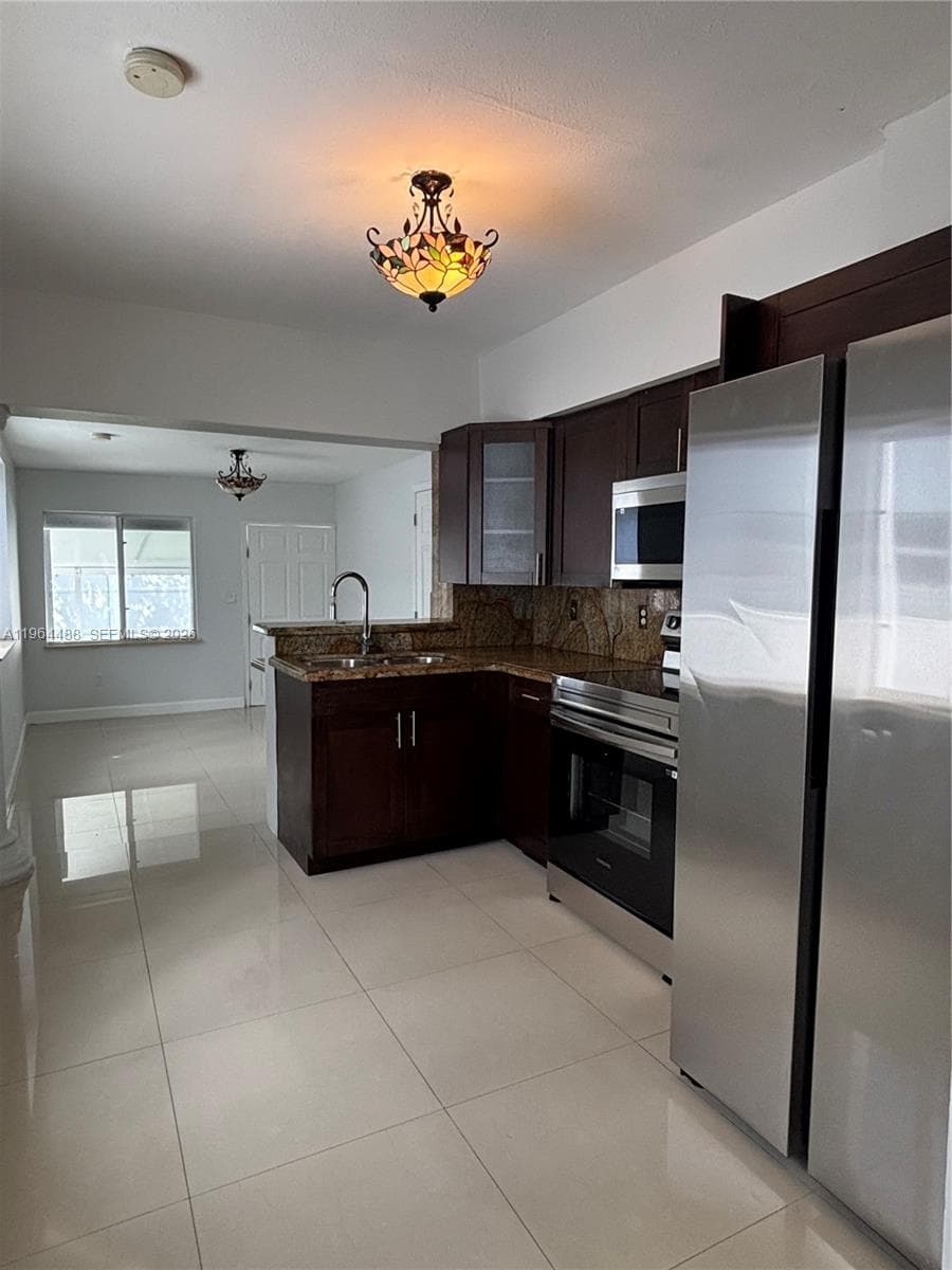 6823 SW 25th St, Miami FL 33155 — 2