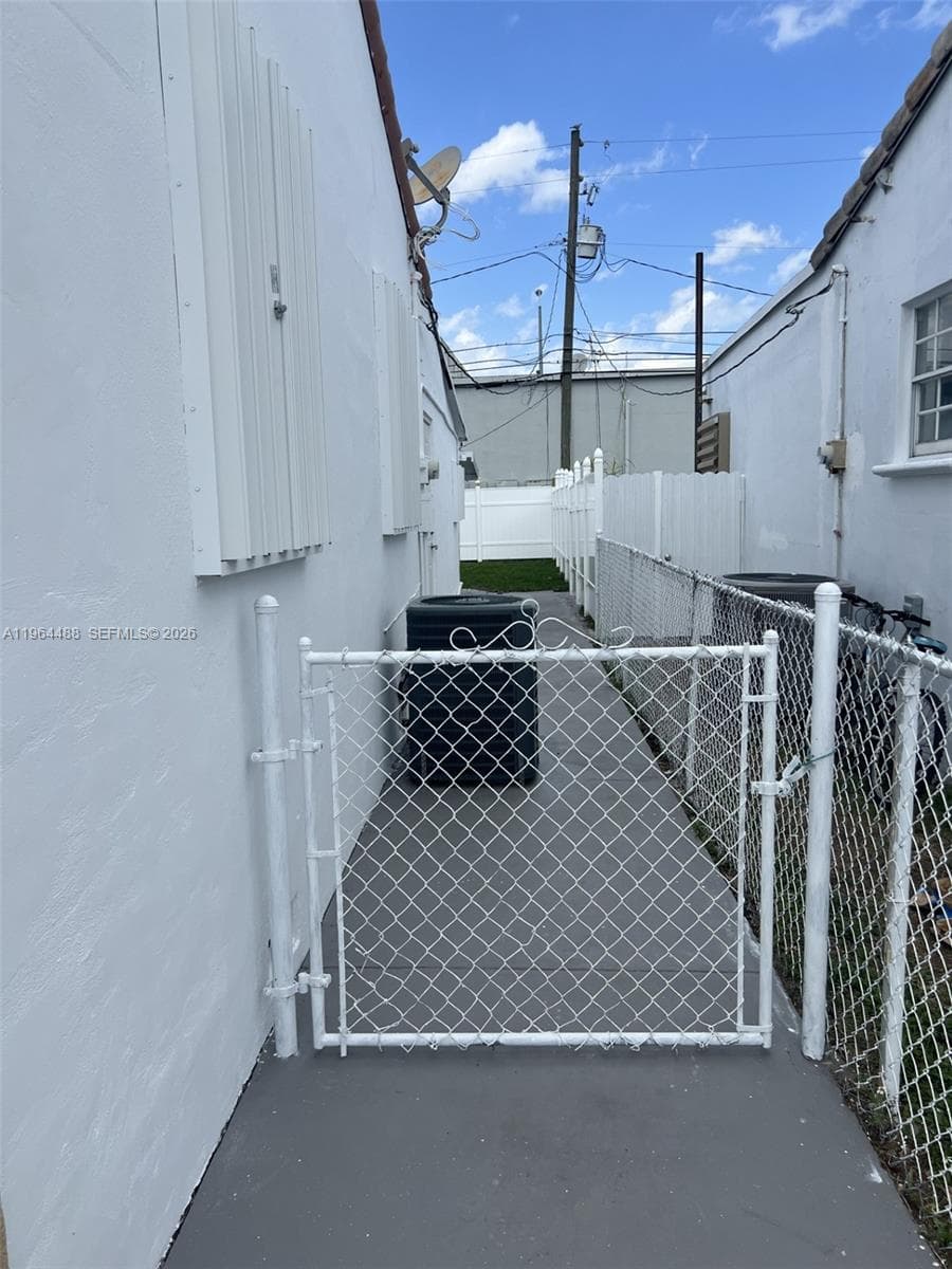 6823 SW 25th St, Miami FL 33155 — 7