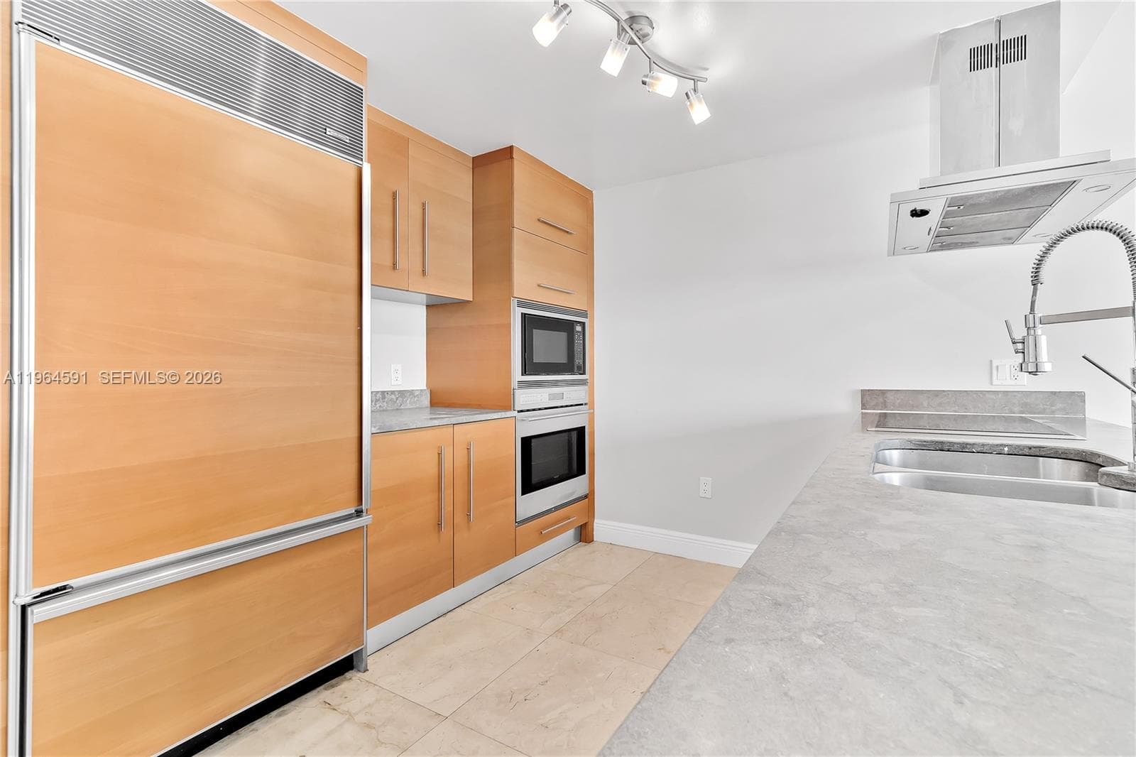 465 Brickell Ave # 917, Miami FL 33131 — 4