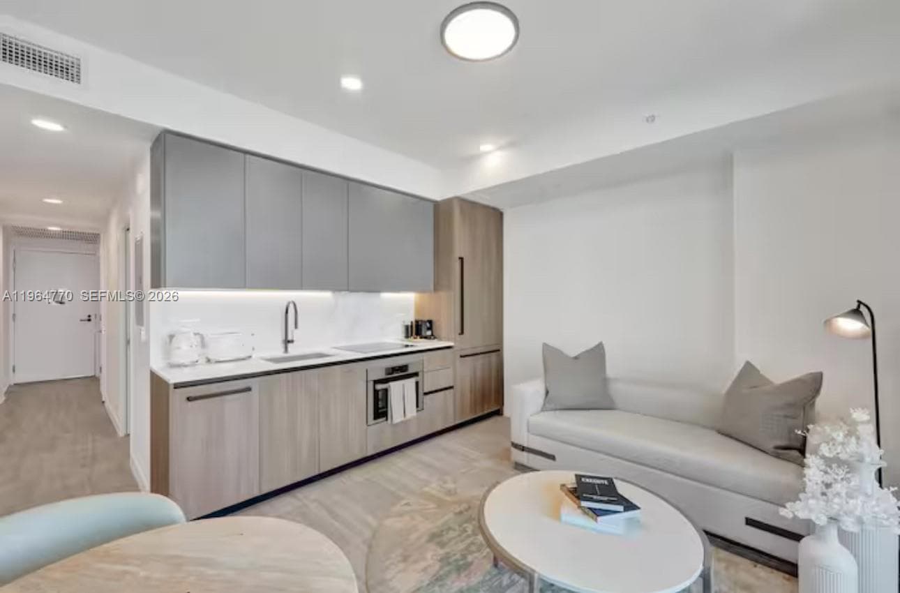 580 72 # 1713, Miami Beach FL 33141 — 6