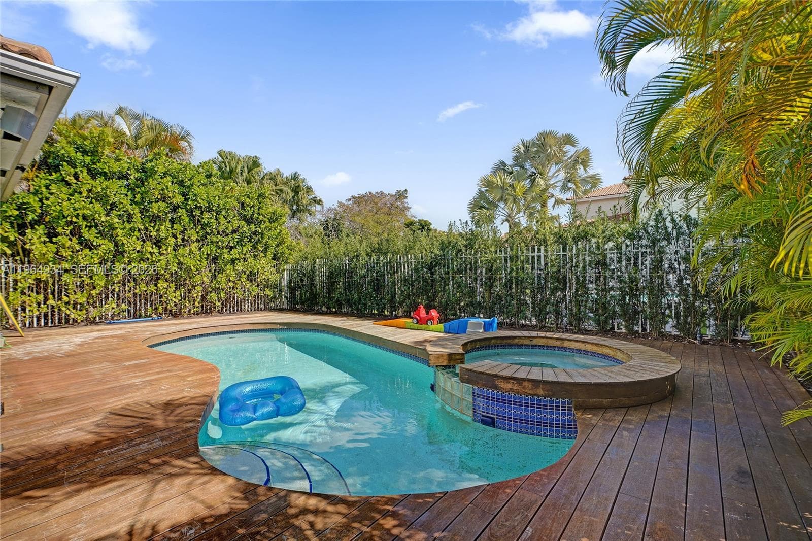 1662 Diplomat Dr, Miami FL 33179 — 47