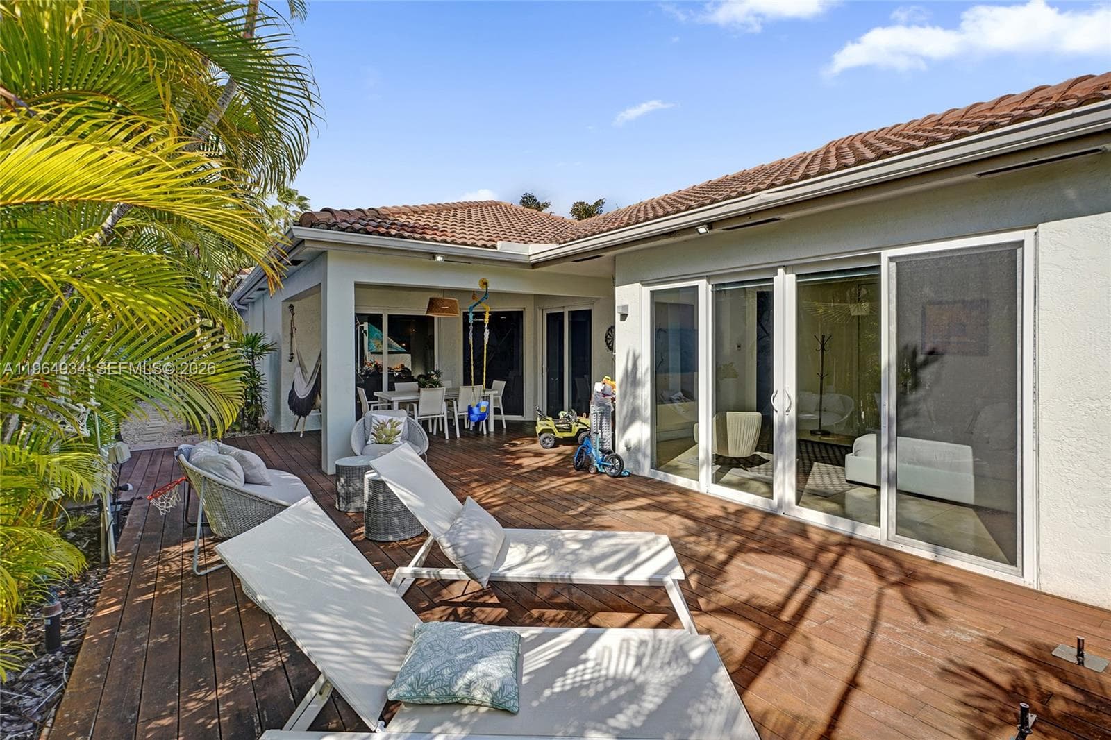 1662 Diplomat Dr, Miami FL 33179 — 53