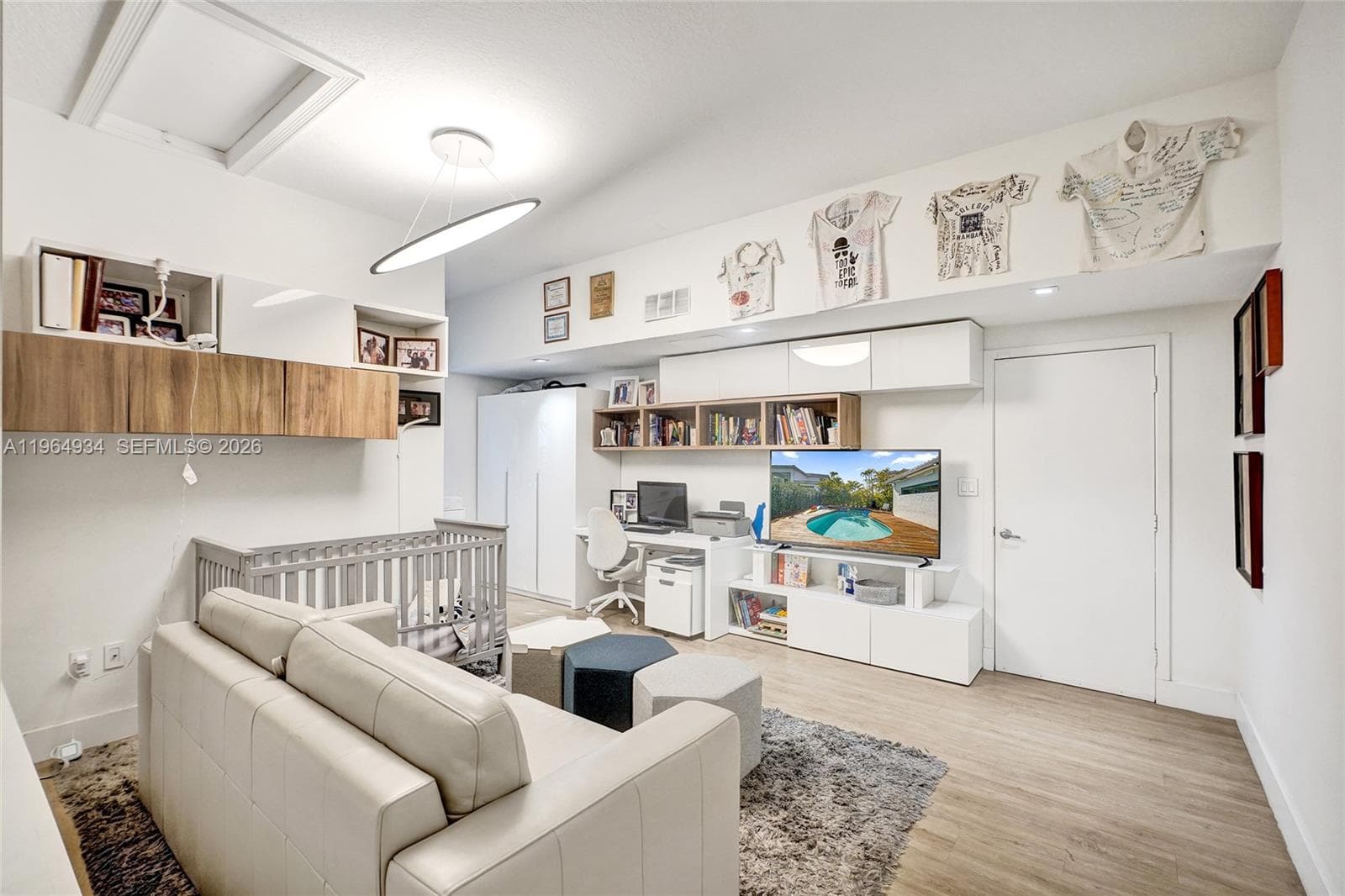 1662 Diplomat Dr, Miami FL 33179 — 26