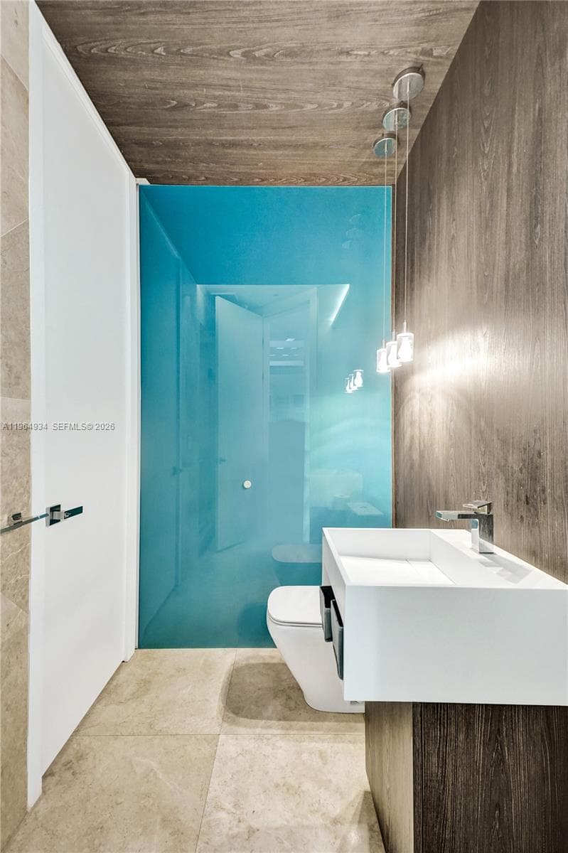 1662 Diplomat Dr, Miami FL 33179 — 20