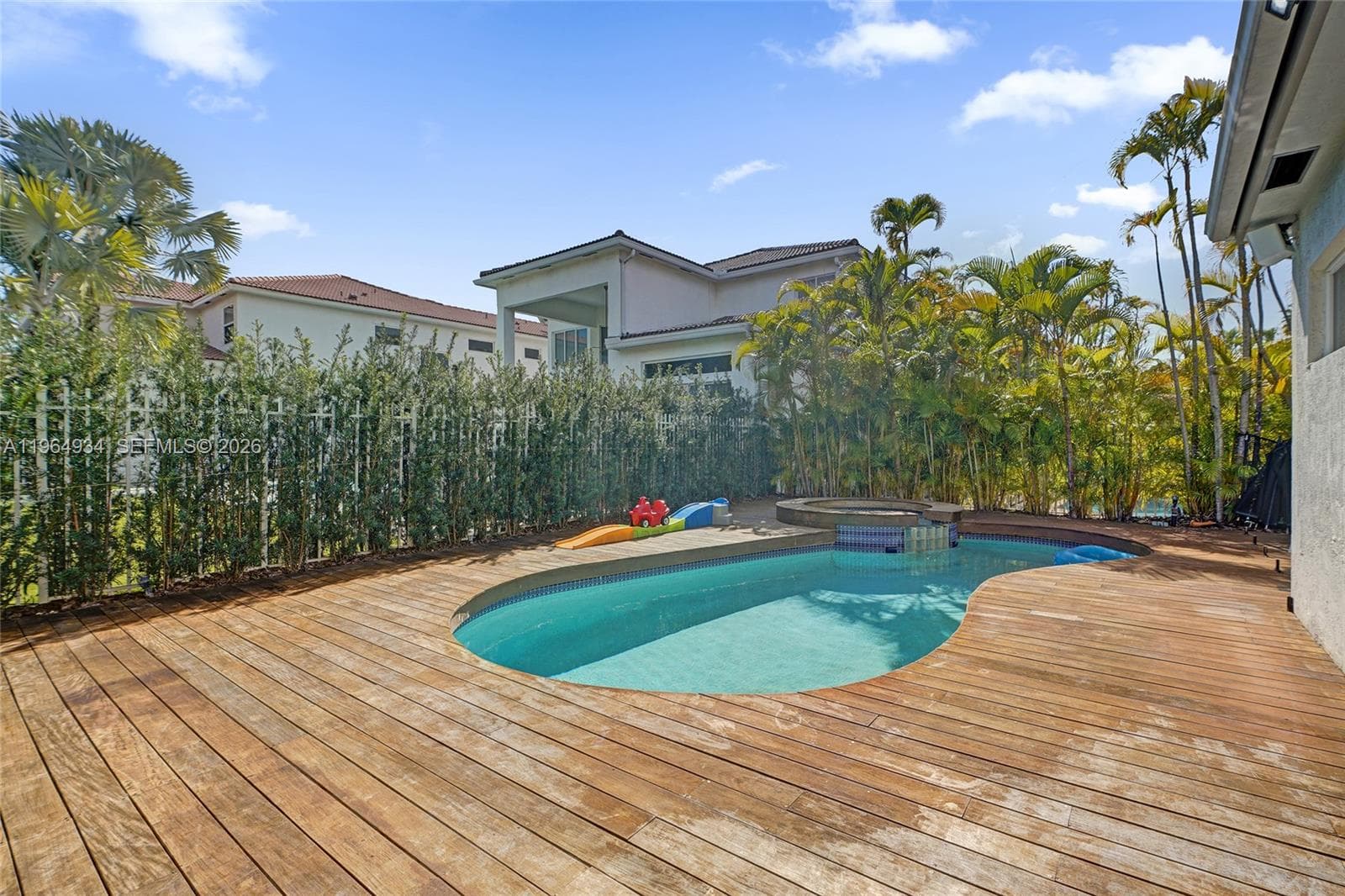 1662 Diplomat Dr, Miami FL 33179 — 51