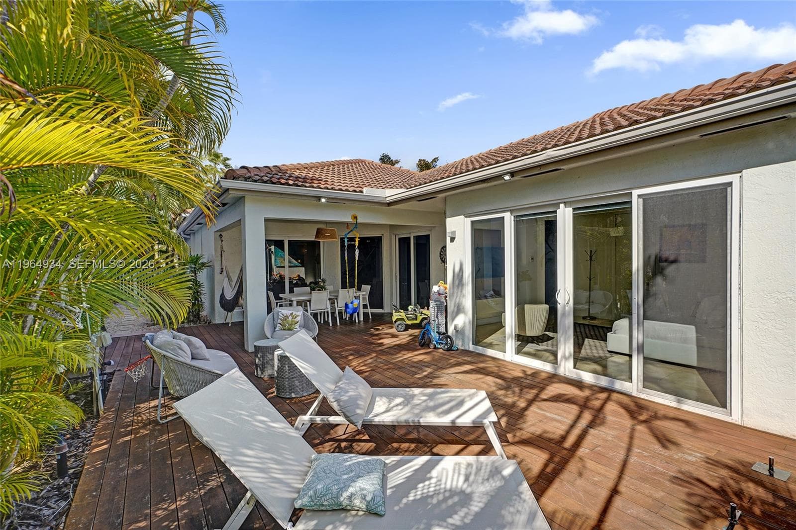 1662 Diplomat Dr, Miami FL 33179 — 54