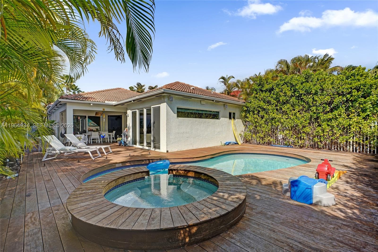1662 Diplomat Dr, Miami FL 33179 — 48