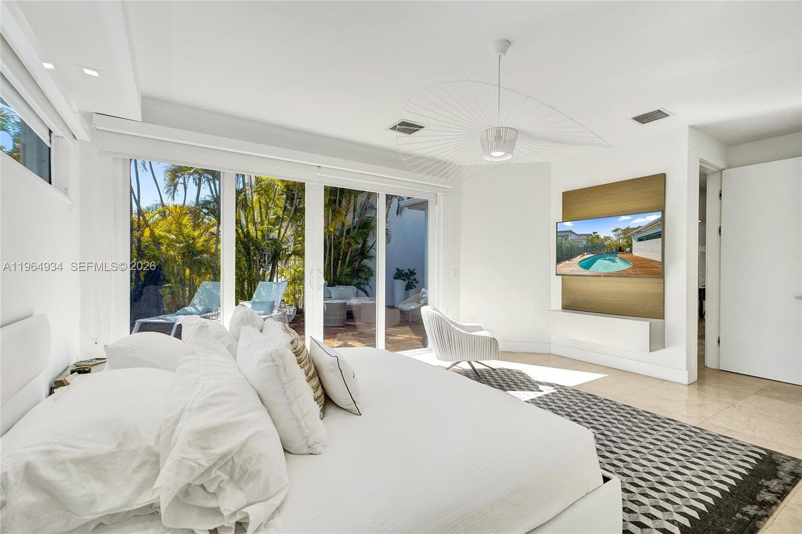 1662 Diplomat Dr, Miami FL 33179 — 35
