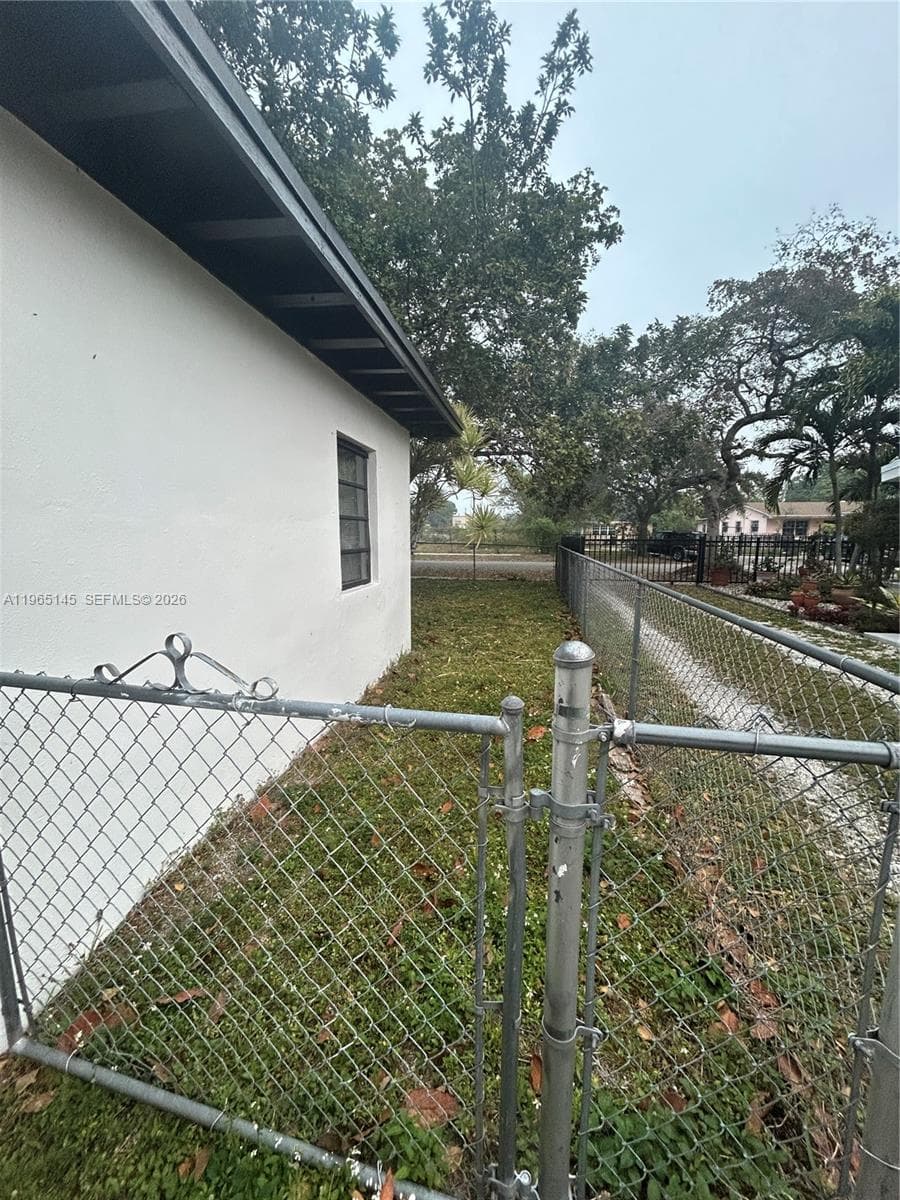 1080 NW 121st St, North Miami FL 33168 — 33