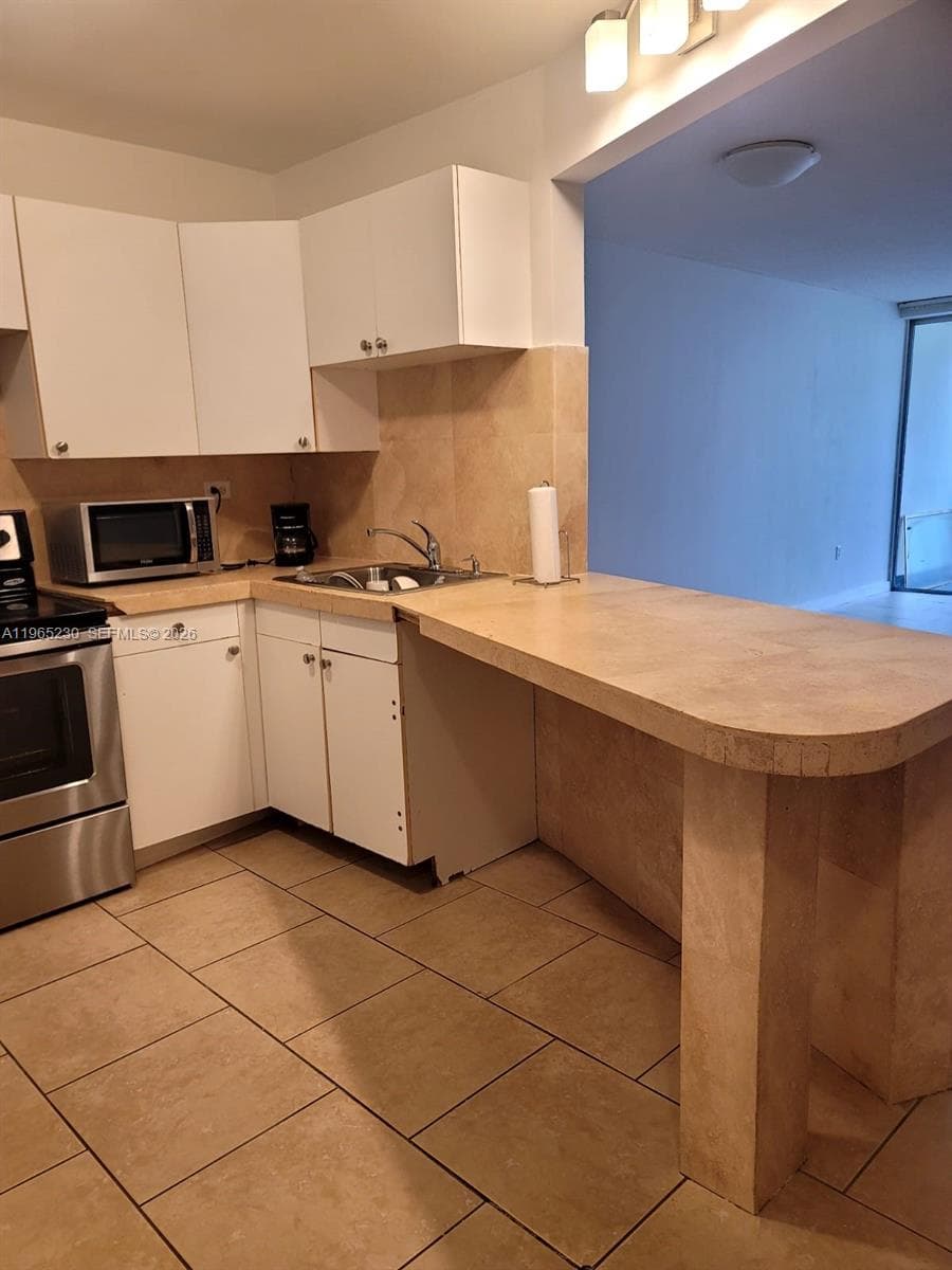 1690 NE 191st St # 1, Miami FL 33179 — 4