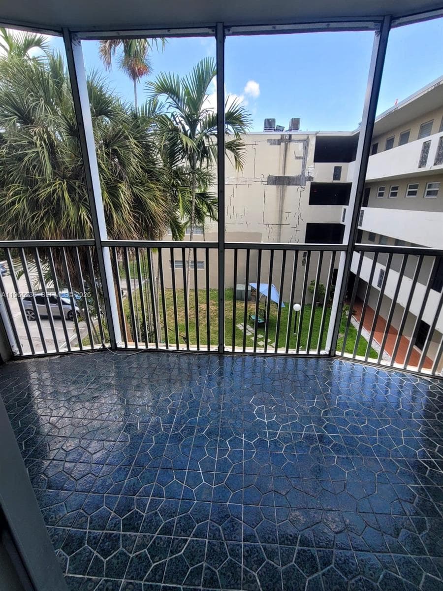 1690 NE 191st St # 1, Miami FL 33179 — 2