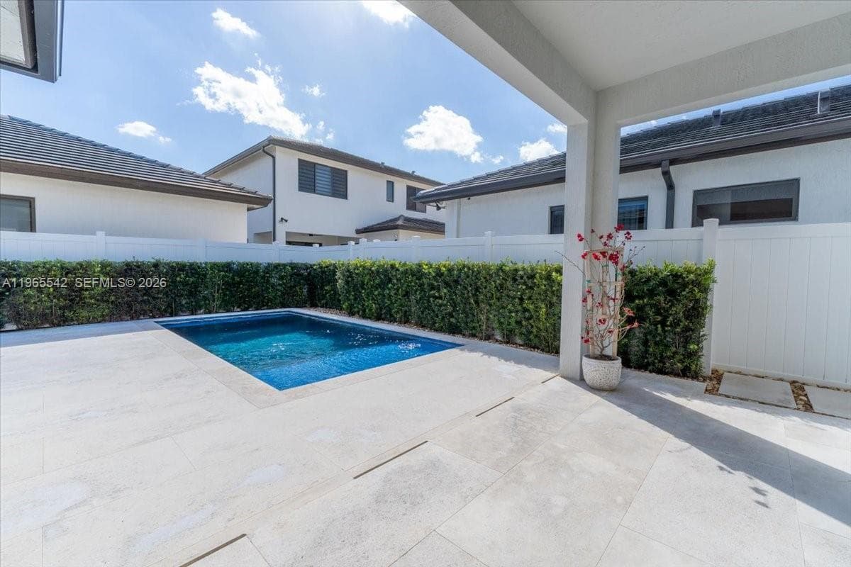 8096 NW 48th Ter, Doral FL 33166 — 3