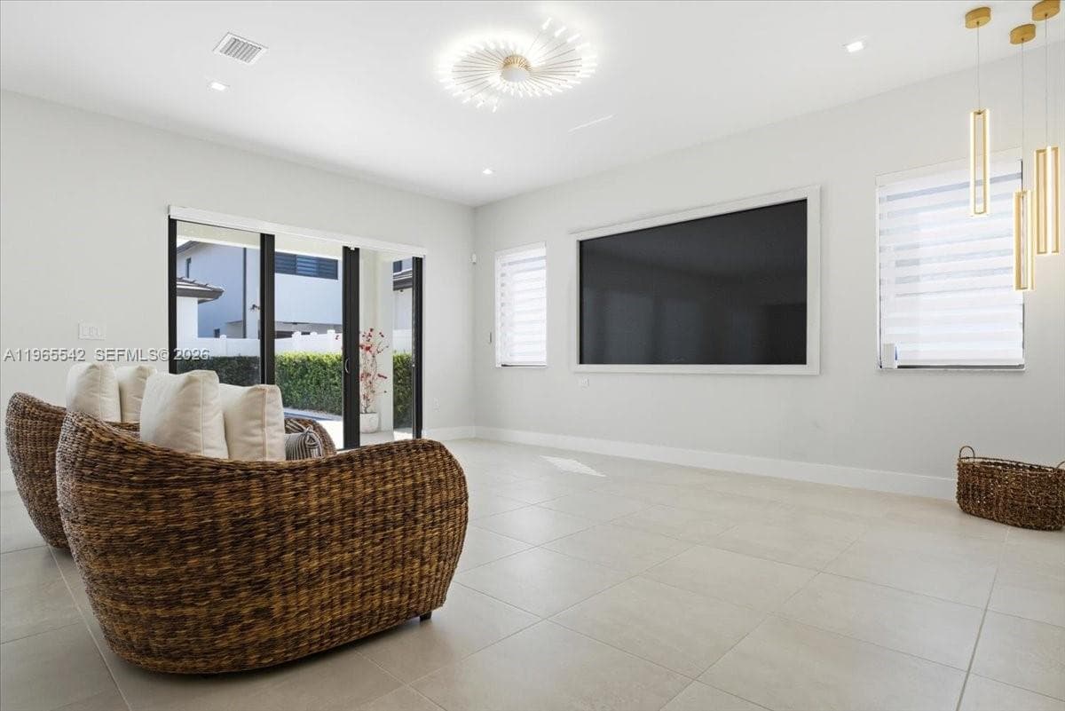 8096 NW 48th Ter, Doral FL 33166 — 10