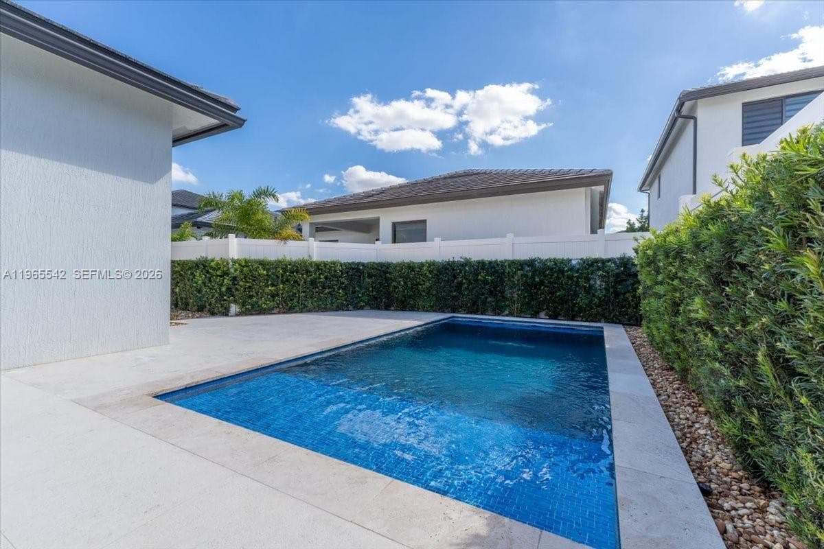 8096 NW 48th Ter, Doral FL 33166 — 4