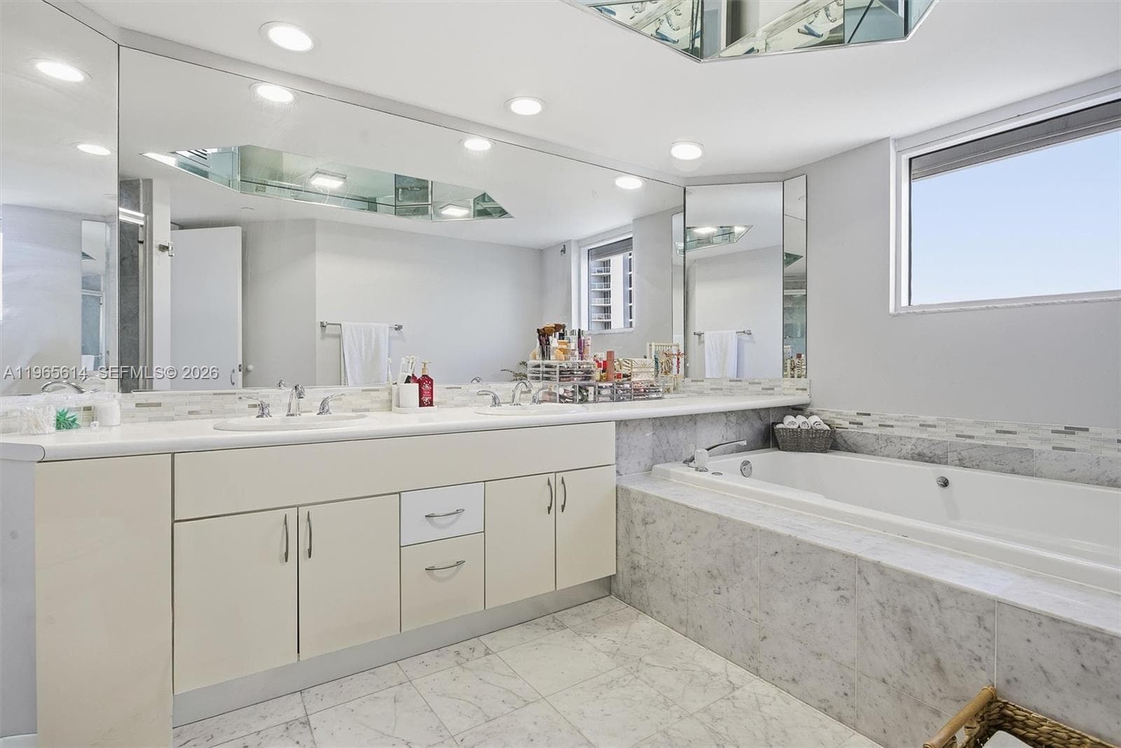 16485 Collins Ave # 1034, Sunny Isles Beach FL 33160 — 33
