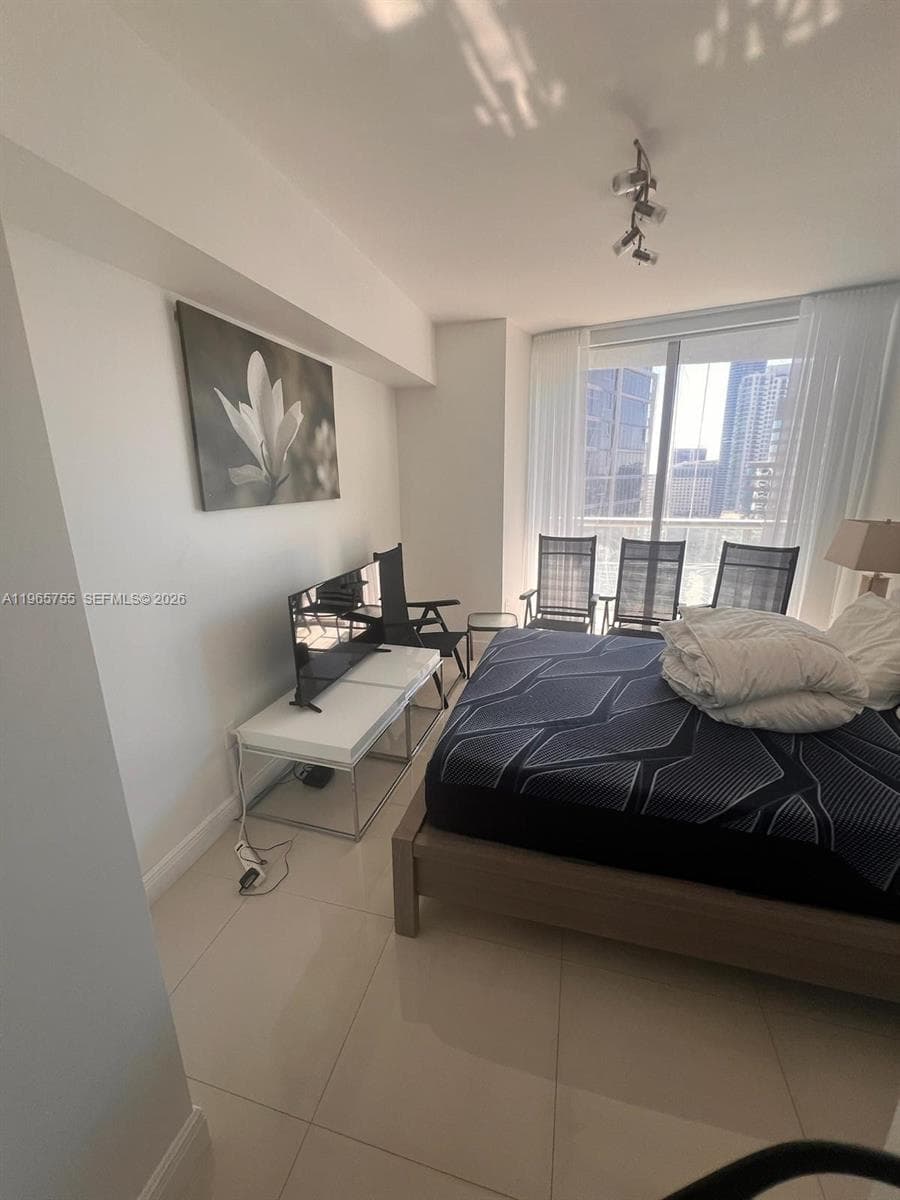 475 Brickell Ave # 3613, Miami FL 33131 — 17
