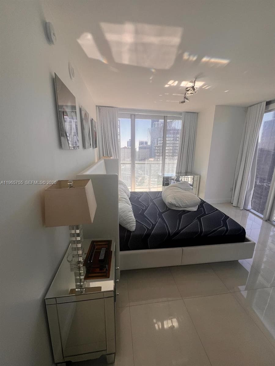 475 Brickell Ave # 3613, Miami FL 33131 — 21