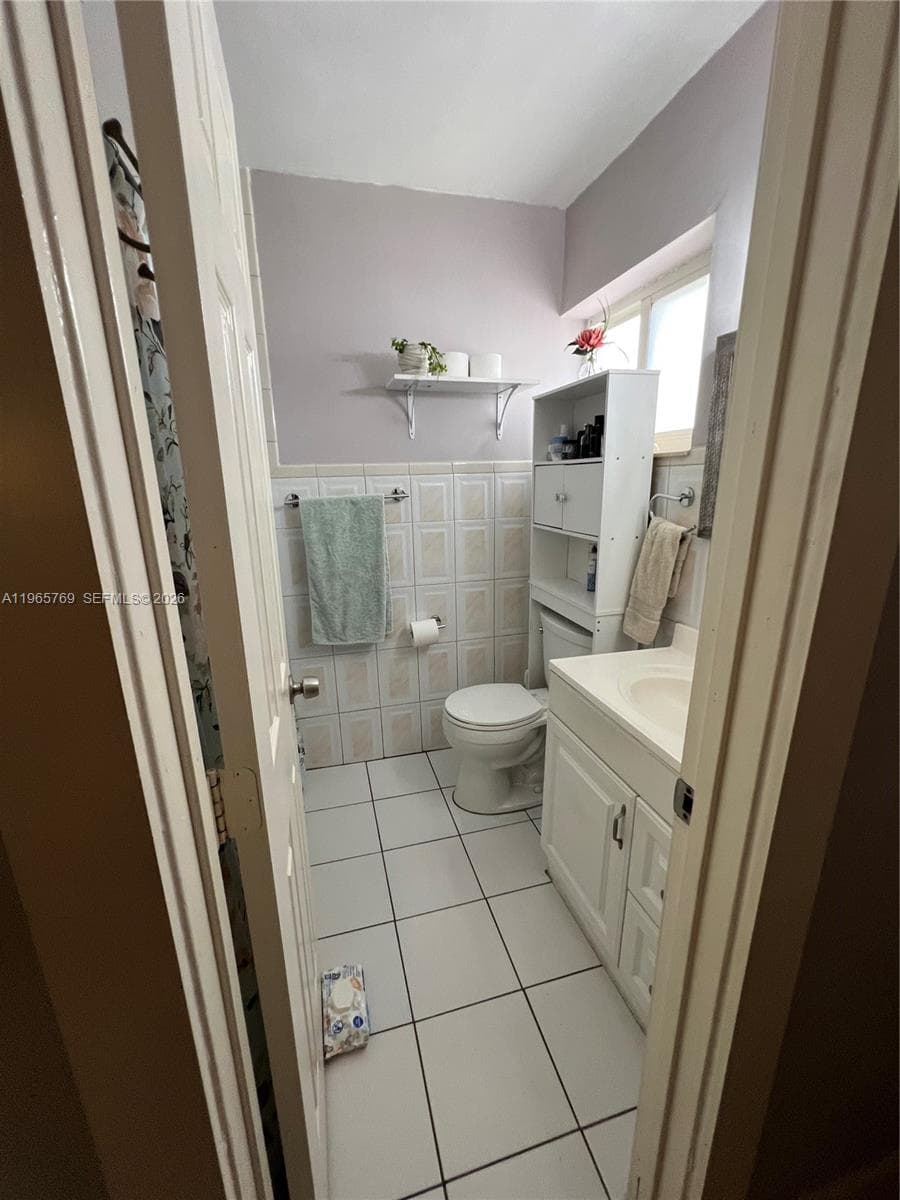 10382 SW 25th St, Miami FL 33165 — 10