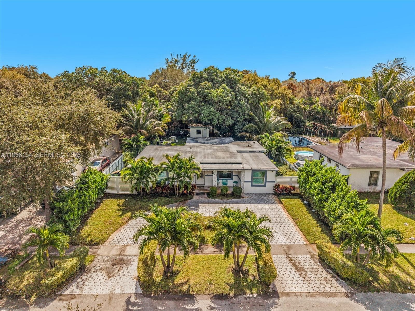 860 NE 142nd St, North Miami FL 33161 — 17