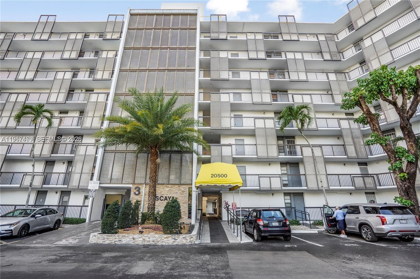 20500 W Country Club Dr # 607, Aventura FL 33180 — 2