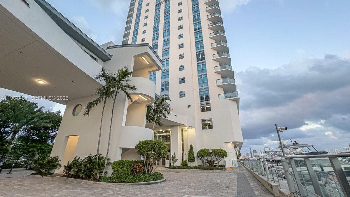 17301 Biscayne Blvd # 305, North Miami Beach FL 33160 — 36