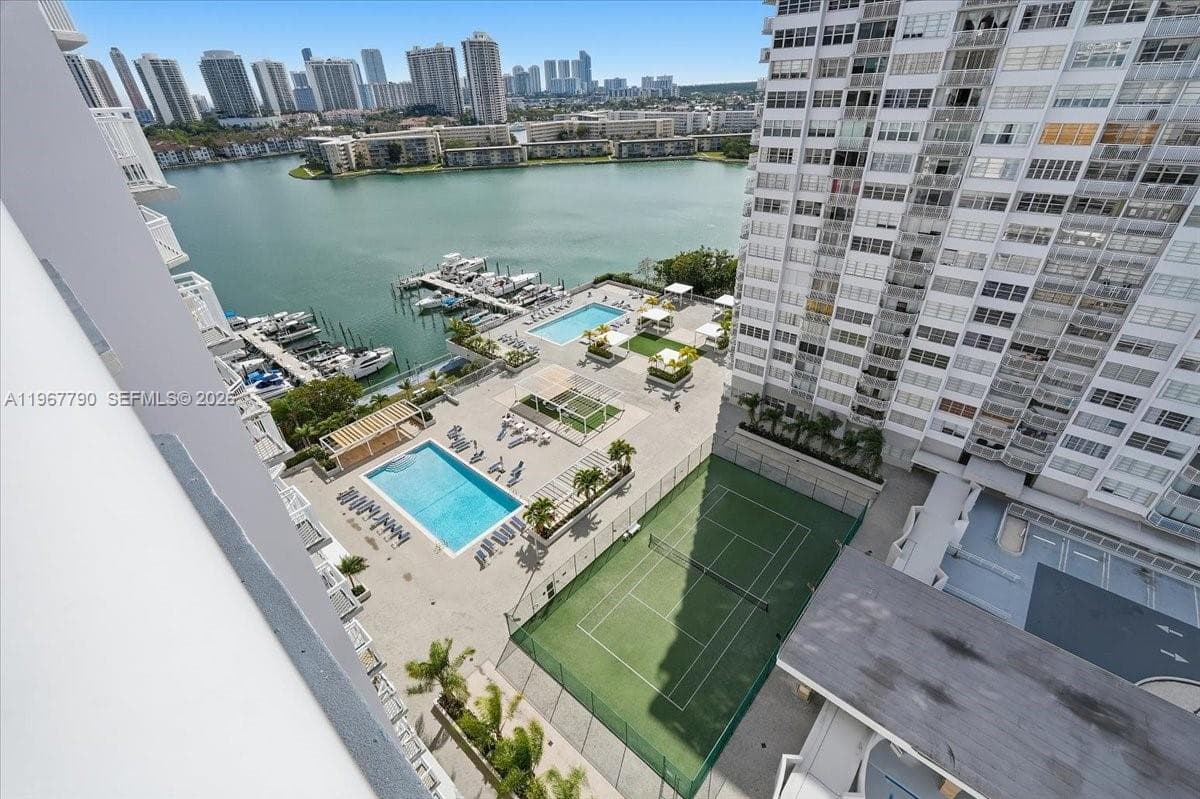 18051 Biscayne Blvd # 1701, Aventura FL 33160 — 17