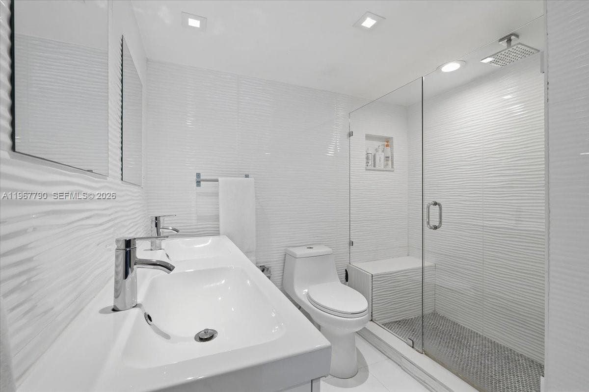 18051 Biscayne Blvd # 1701, Aventura FL 33160 — 11